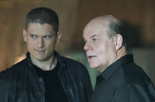 The Flash -- "Family of Rogues" -- Image FLA203b_0083b.jpg -- Pictured (L-R): Wentworth Miller as Leonard Snart and Mark Hamill as James Jesse -- Photo: Diyah Pera/The CW -- ÃÂ© 2015 The CW Network, LLC. All rights reserved.